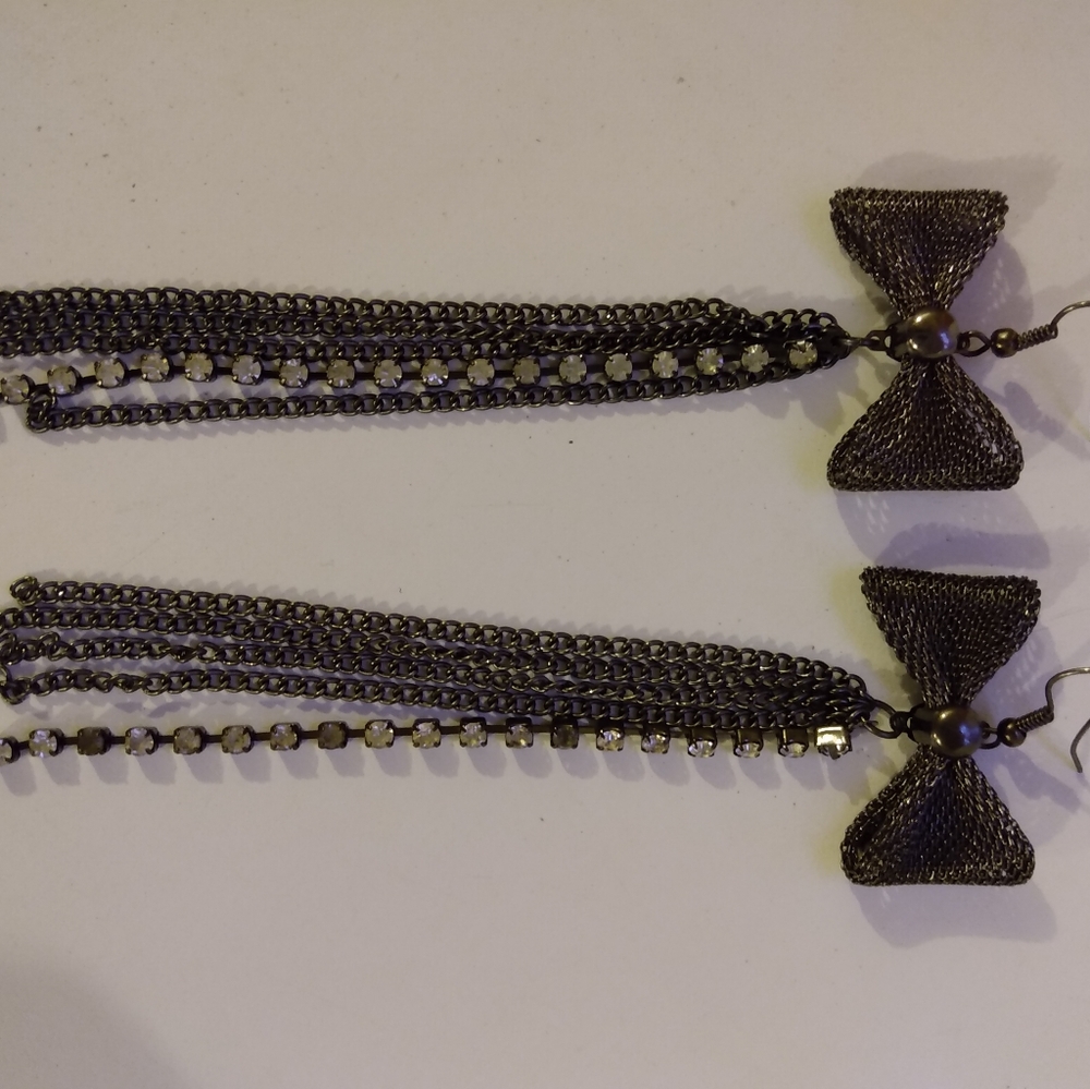 Hanging bow earrings with rhinestones